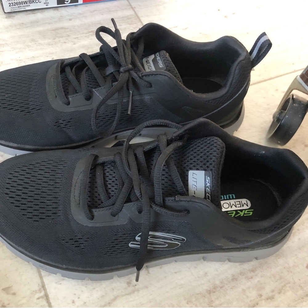 Sketchers men size 9 wide - memory form shoes lightly used as shown